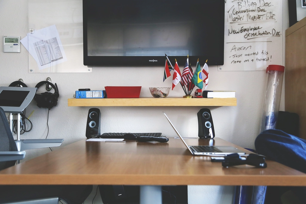 A tidy desk with a lamp